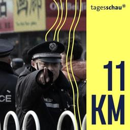 Chinesische Polizisten zeigen auf Journalisten, die über eine Protestaktion der «Jasmin Revolution» in Peking berichten wollen.