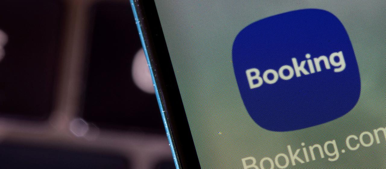 Die Booking.com-App ist auf einem Smartphone zu sehen. (Archivbild vom 27.2.2022)