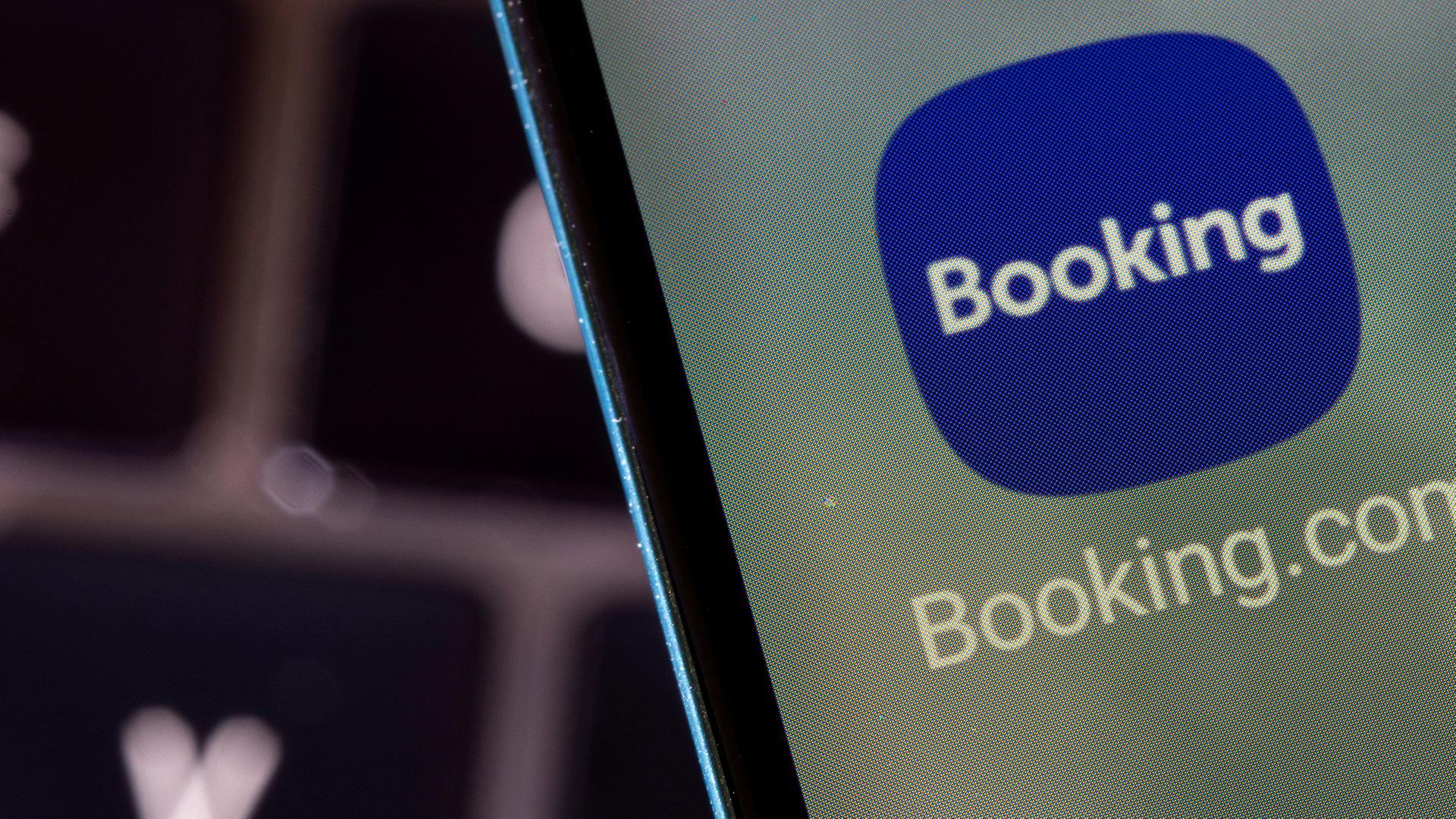 Die Booking.com-App ist auf einem Smartphone zu sehen. (Archivbild vom 27.2.2022) | REUTERS
