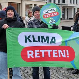 Teilnehmer einer Demonstration für mehr Klimaschutz in Schwerin (Archivbild)