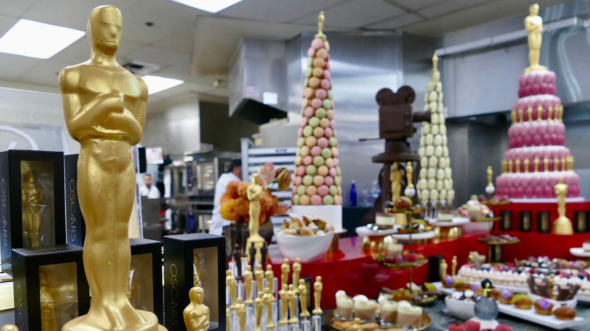 Speisen von Star-Koch Puck in Form der Oscar-Statue oder einer Kamera stehen in einer KÃ¼che. | Barbara Munker/dpa