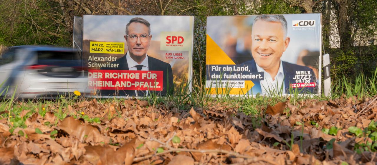 Wahlplakate der Spitzenkandidaten von SPD und CDU stehen in Landau.