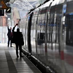 Ein ICE steht an einem Bahnsteig.