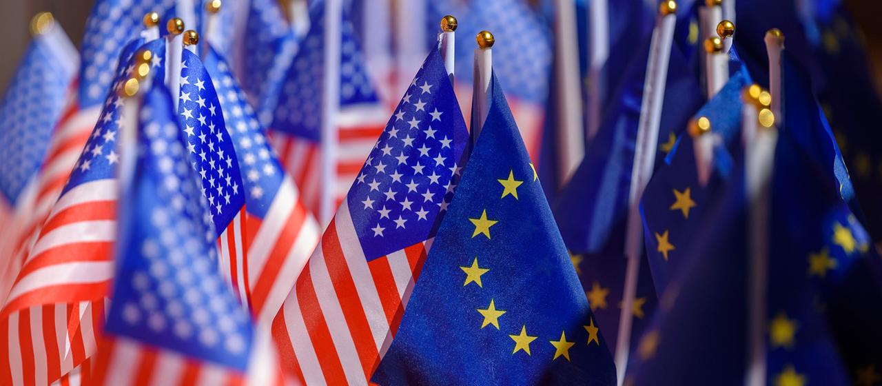 US- und EU-Flaggen