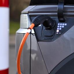 Ein E-Auto an der Ladesäule.