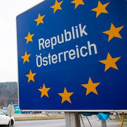 Ein Auto fährt am Grenzübergang nach Österreich.
