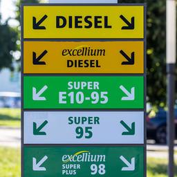 Hinweisschild an einer Tankstelle an der Autobahn A8.