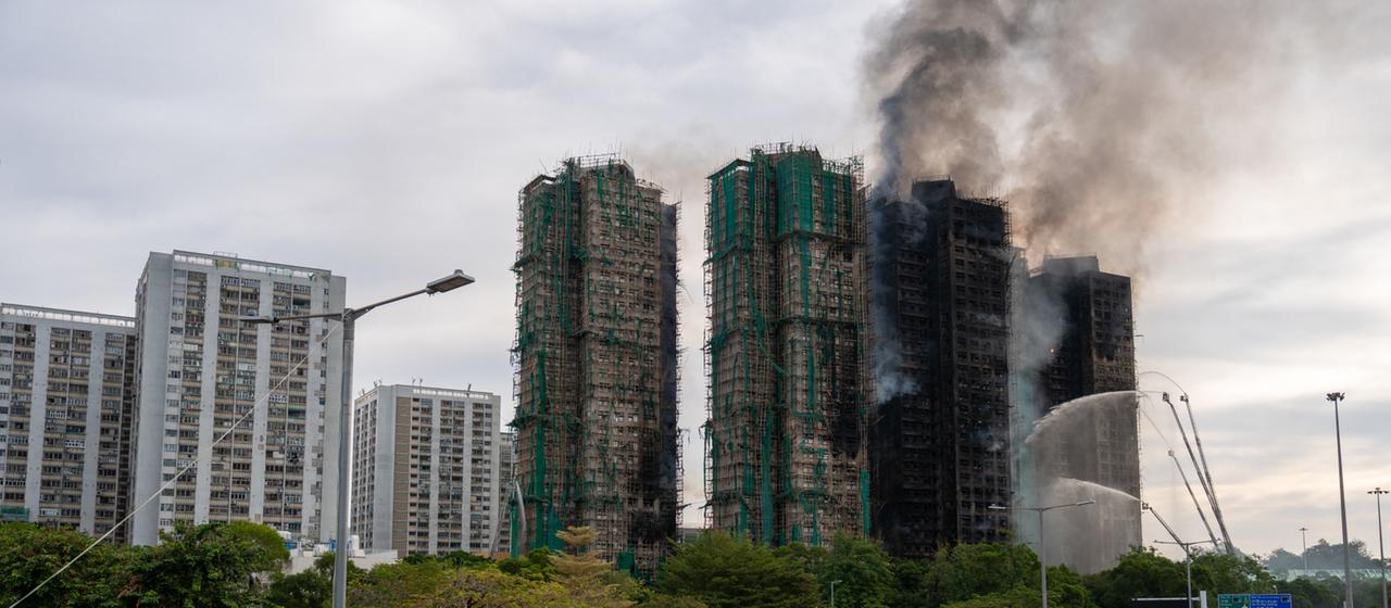 Rauch steigt über den Gebäuden des Wang Fuk Court auf