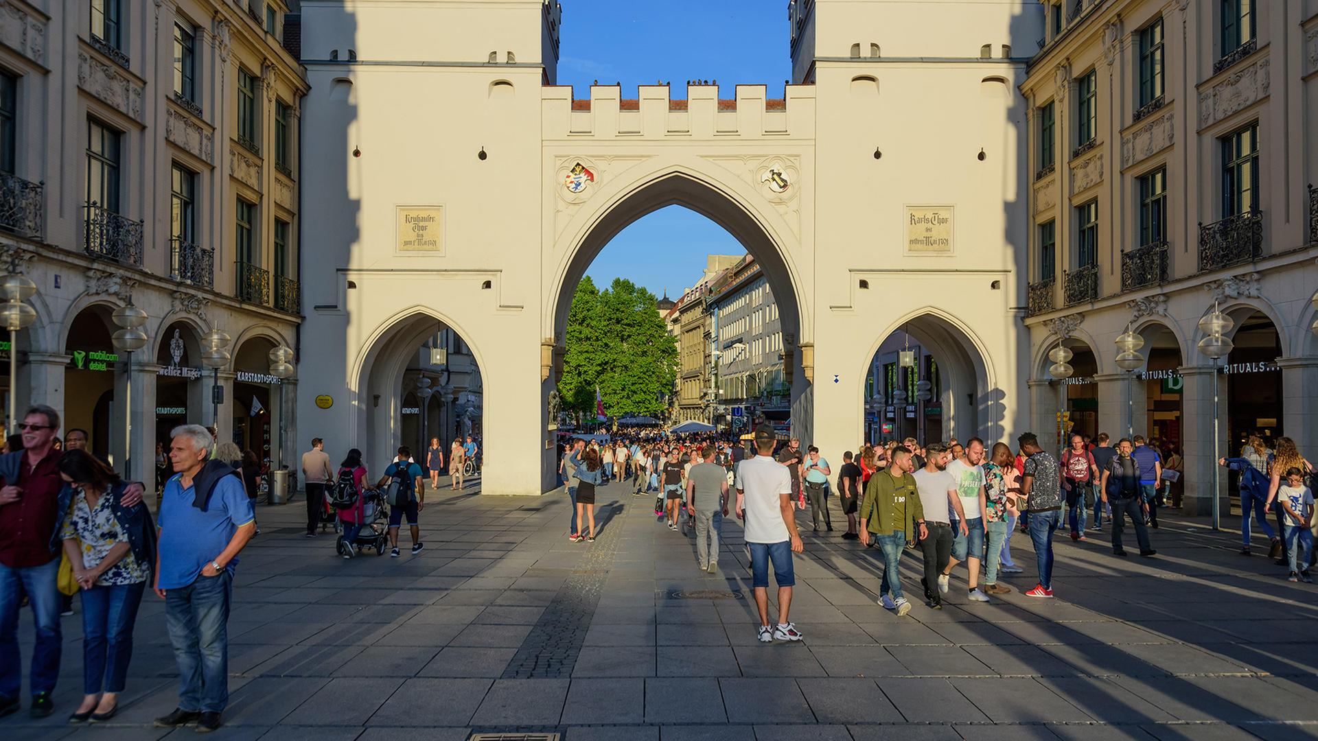 Tricks gegen Hitze in der Stadt: Von A nach B - möglichst im Schatten