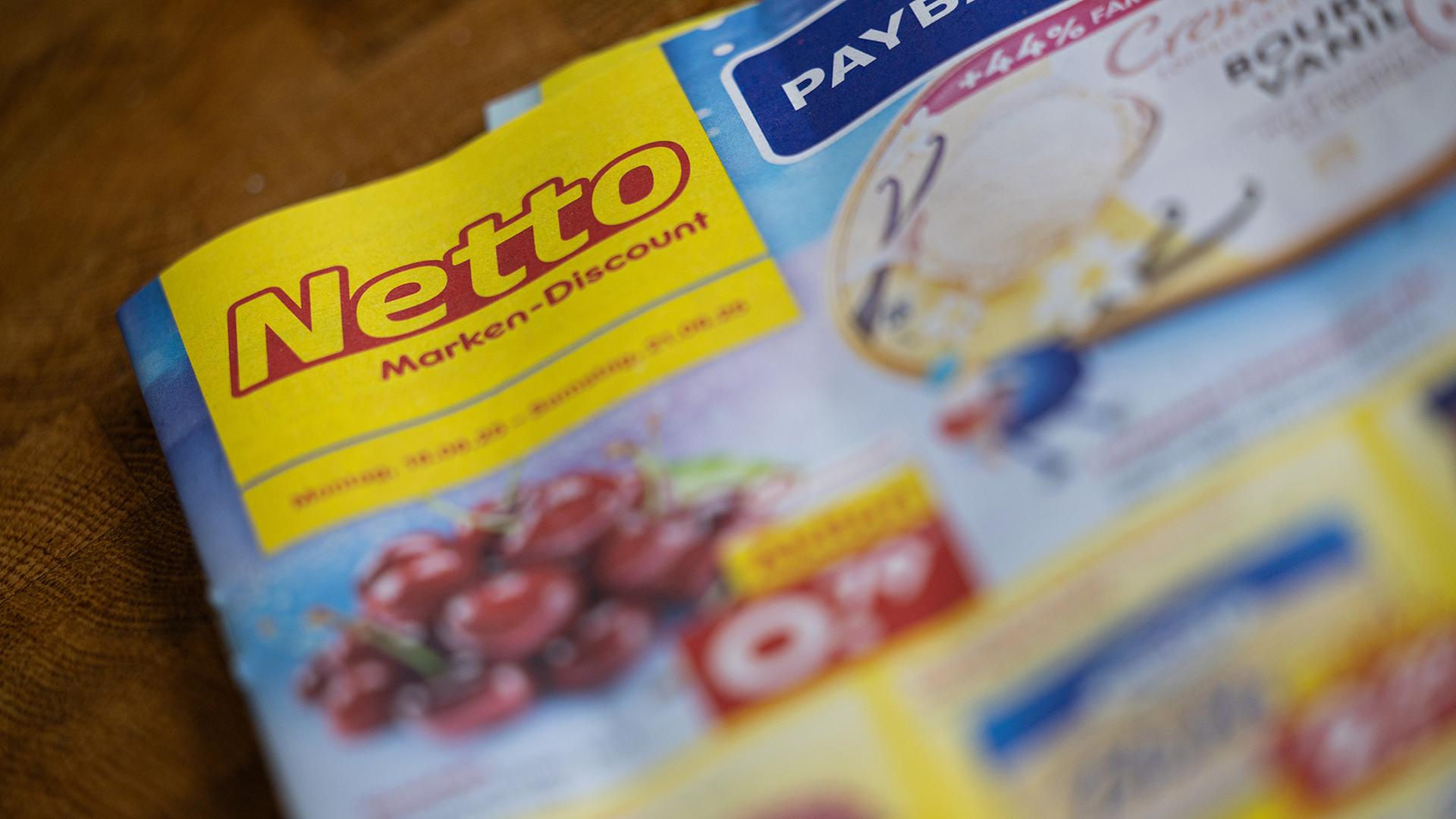 Ein Werbeprospekt der Supermarktkette Netto liegt auf einem Tisch. | dpa