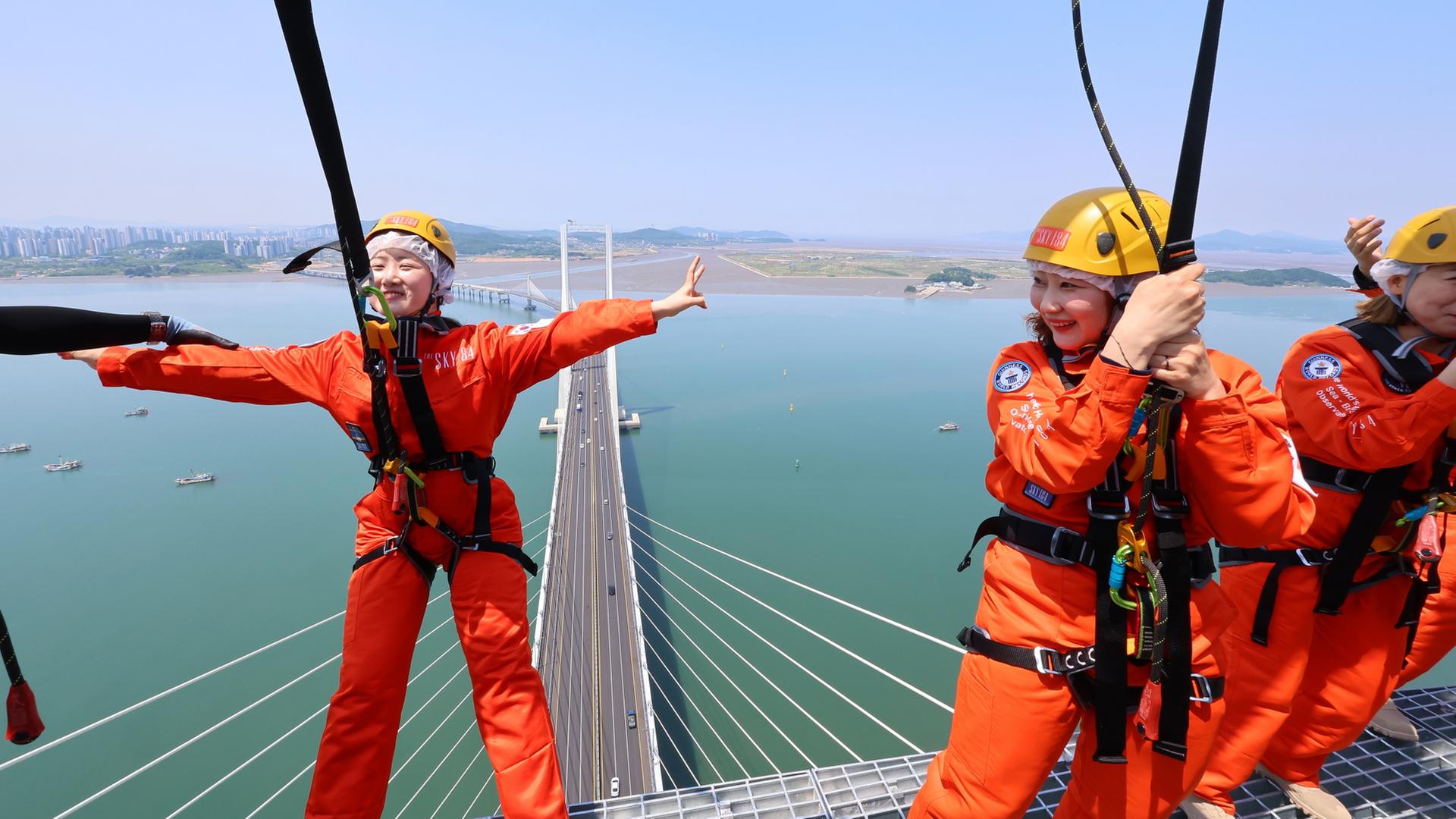 Menschen balancieren am Rand der Aussichtsplattform der Incheon Cheongna Sky Bridge. | EPA
