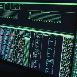 Ein fiktives Programm ist auf zwei Bildschirmen eines Computers zu sehen.