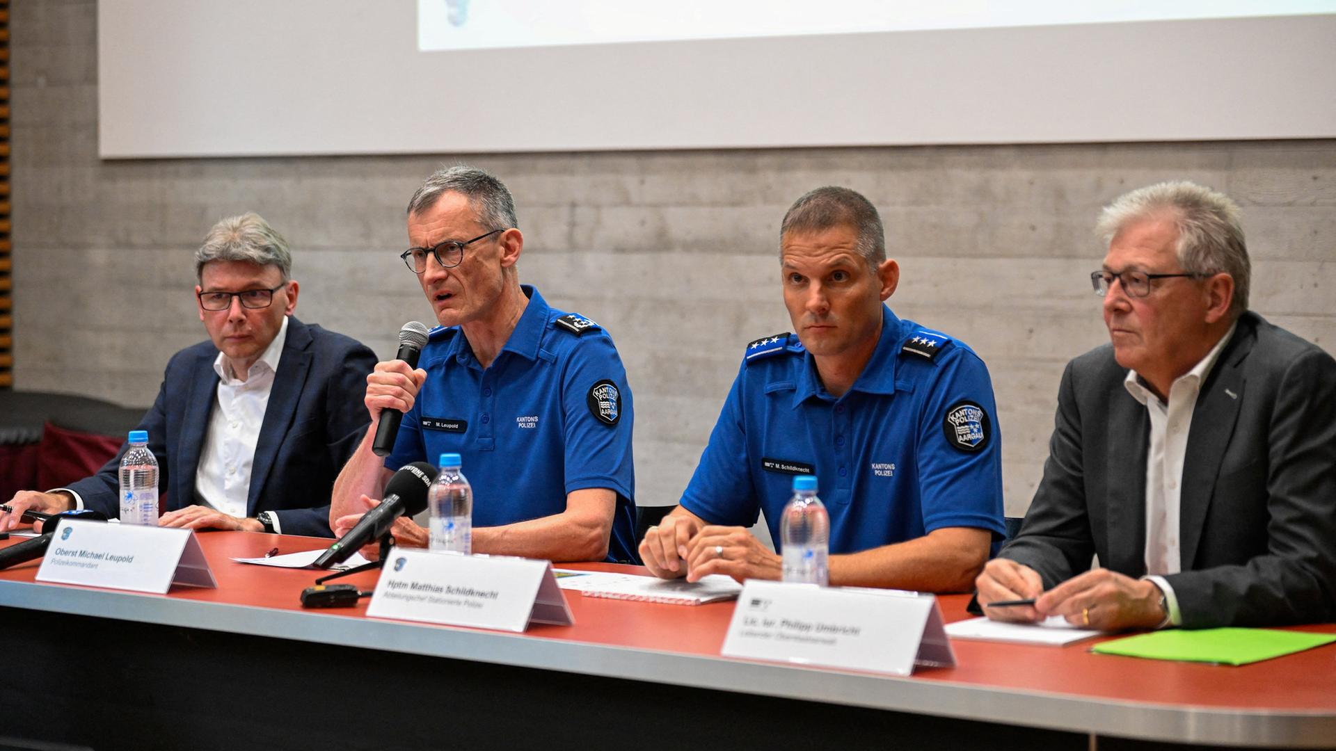 Dieter Egli, Leiter des Departements für Inneres des Kantons Aargau, der Polizeikommandant des Kantons Aargau, Michael Leupold, der Einsatzleiter der Kantonspolizei Aargau, Matthias Schildknecht, und der Leiter der Staatsanwaltschaft Aargau, Philipp Umbricht, nehmen an einer Pressekonferenz teil | REUTERS