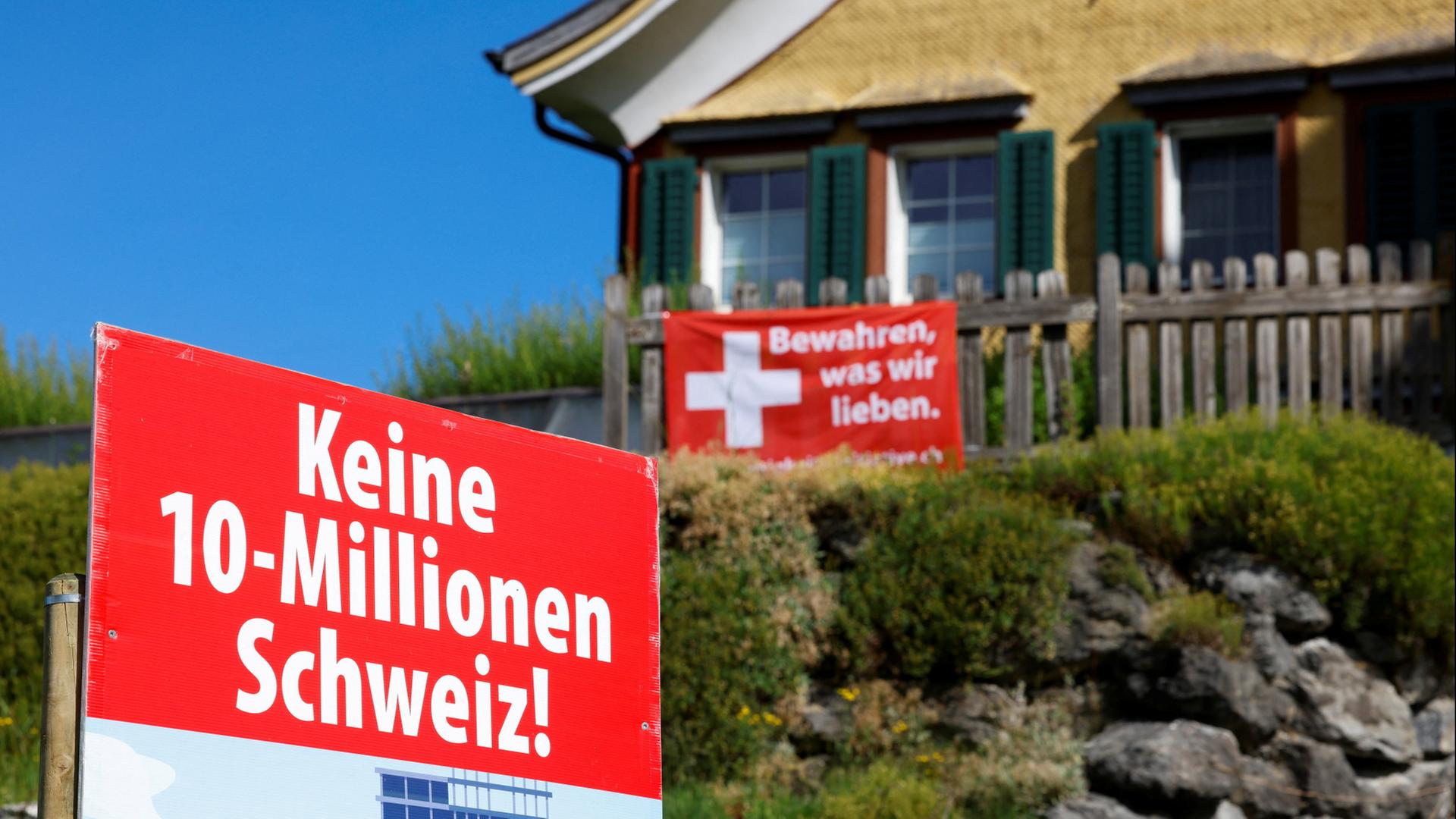 Plakate der Bef�rworter der Volksinitiative | REUTERS