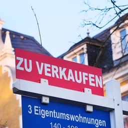 Vor einem Haus in Lichterfelde hängt das Schild eines Maklers.