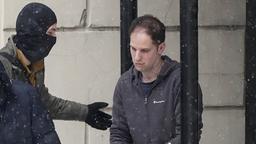 Evan Gershkovich wird von einem Polizisten nach einer Gerichtsanhörung in Moskau (Russland) aus dem Saal geführt.