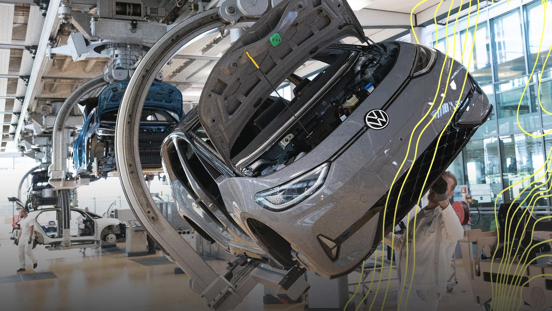 Ein Mitarbeiter von Volkswagen arbeitet im Rahmen eines Presserundgangs in der GlÃ¤sernen Manufaktur von Volkswagen an der Karosserie eines VW ID.3. | picture alliance/dpa | Sebastian Kahnert