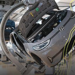 Ein Mitarbeiter von Volkswagen arbeitet im Rahmen eines Presserundgangs in der Gläsernen Manufaktur von Volkswagen an der Karosserie eines VW ID.3.