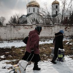 Orthodoxe Christen vor der Allerheiligenkirche in Bachmut.