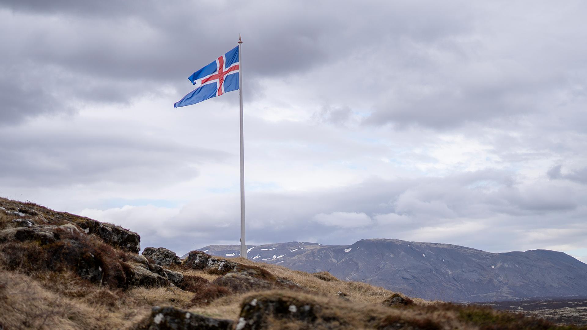 Isländische Flagge im Wind im späten Frühling im Thingvellir-Nationalpark, Island. | IMAGO/Pond5 Images