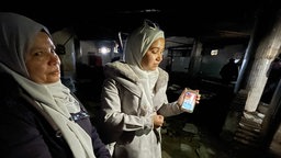 Zwei Frauen im ehemaligen syrischen Militärgefängnis Saidnaja