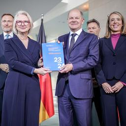 Übergabe des Jahresgutachtens 2023/24 durch den Sachverständigenrat an Olaf Scholz.