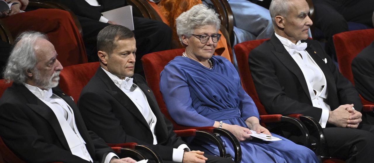 Die Nobelpreisträger für Physik, Pierre Agostini (l-r), Ferenc Krausz, und Anne L'Huillier sowie Moungi G. Bawendi, Nobelpreisträger für Chemie, bei der Verleihung des Nobelpreises in der Konzerthalle. | dpa Die Nobelpreisträger für Physik, Pierre Agostini (l-r), Ferenc Krausz, und Anne L'Huillier sowie Moungi G. Bawendi, Nobelpreisträger für Chemie, bei der Verleihung des Nobelpreises in der Konzerthalle.
