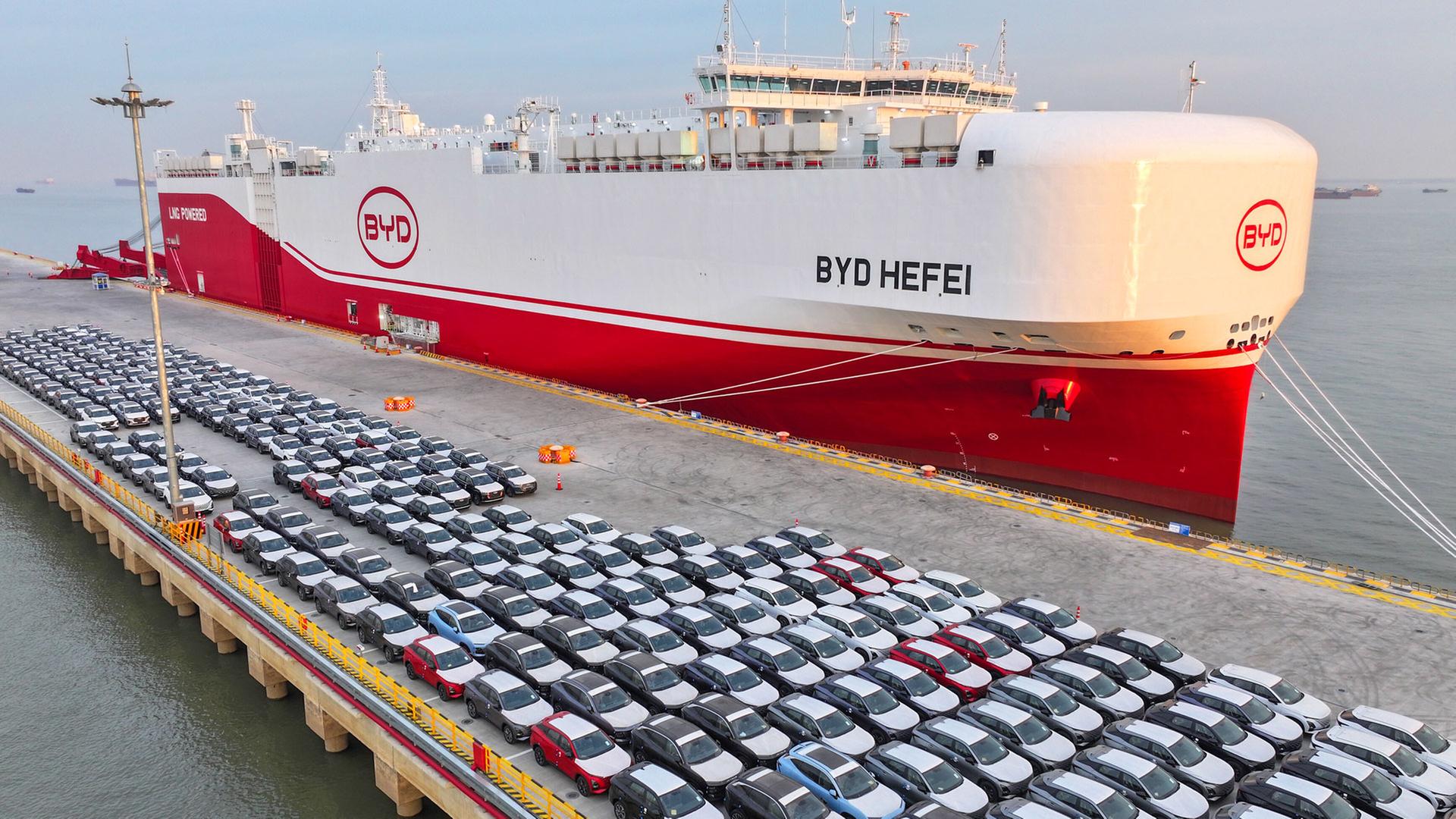 BYD Elektroautos stehen zum Verladen bereit im Hafen von Taicang, China. | picture alliance / Photoshot