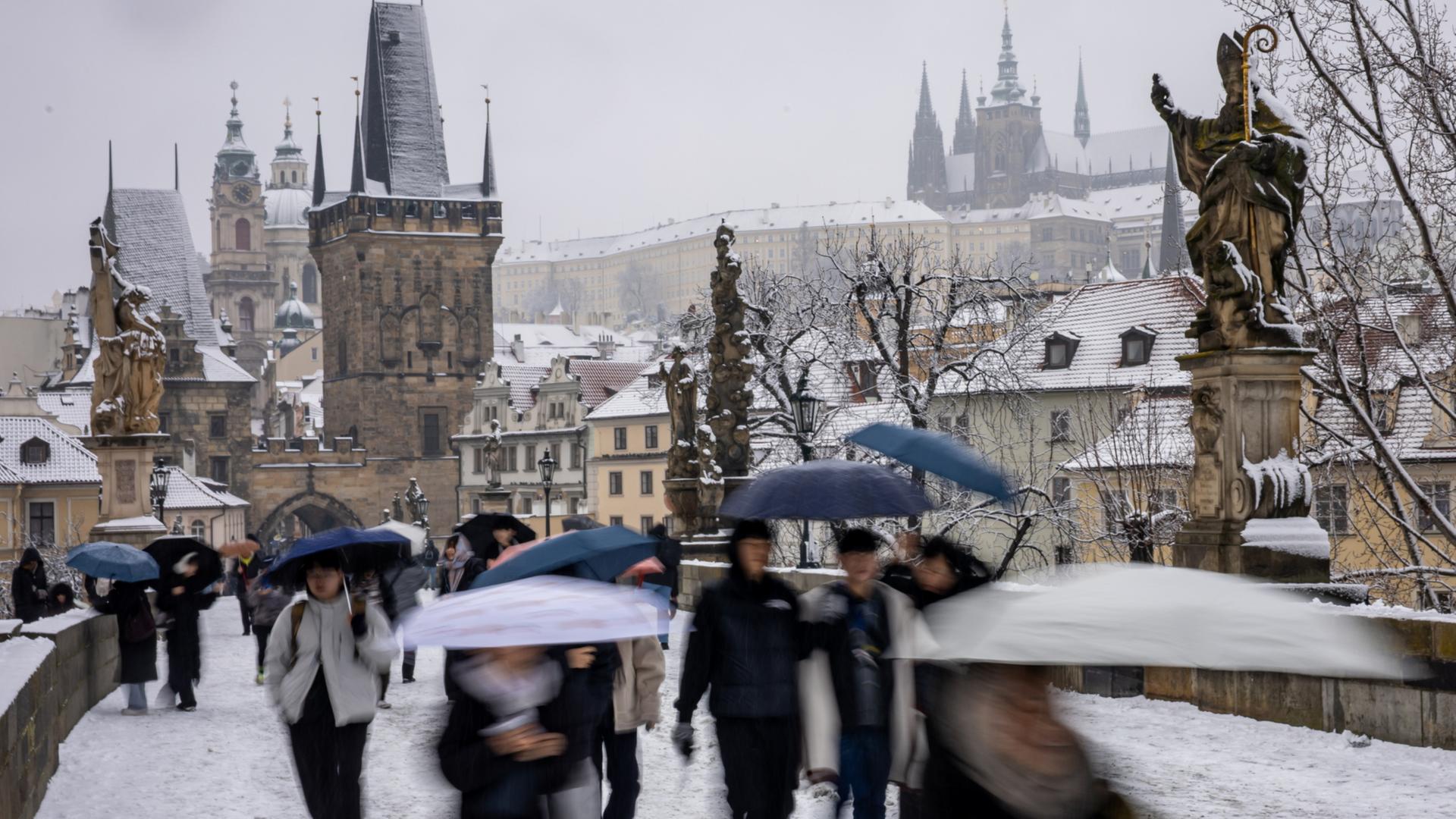 Passanten gehen über die Karlsbrücke in Prag | EPA