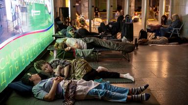 Menschen in der Ukraine suchen Schutz vor Raketenangriffen