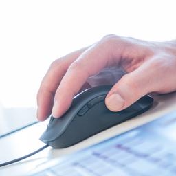 Hand auf Computer-Maus