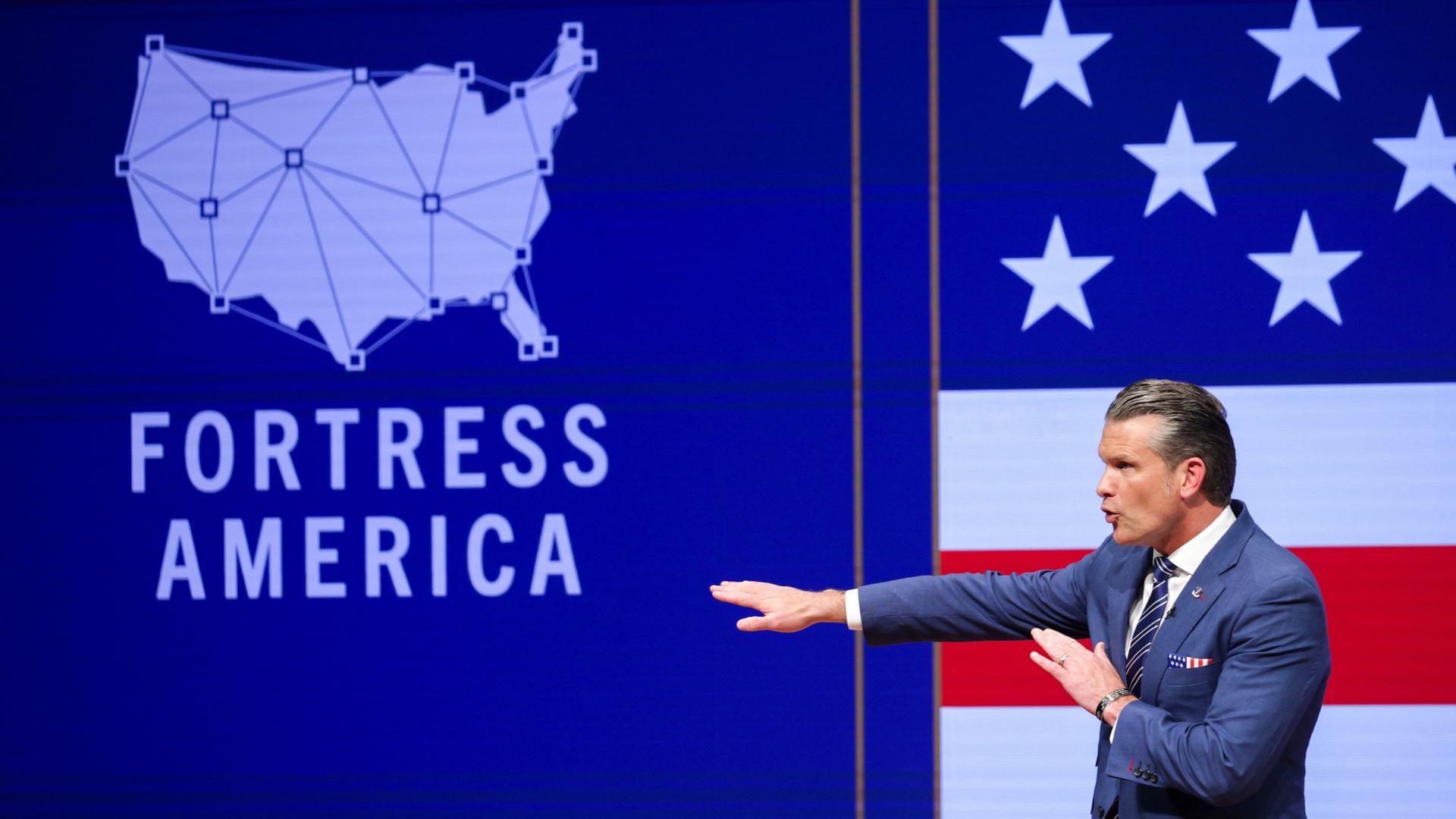 US-Verteidigungsminister Hegseth bei seiner Rede auf dem Militärstützpunkt Quantico | Alex Wong/Pool Getty Images Nort