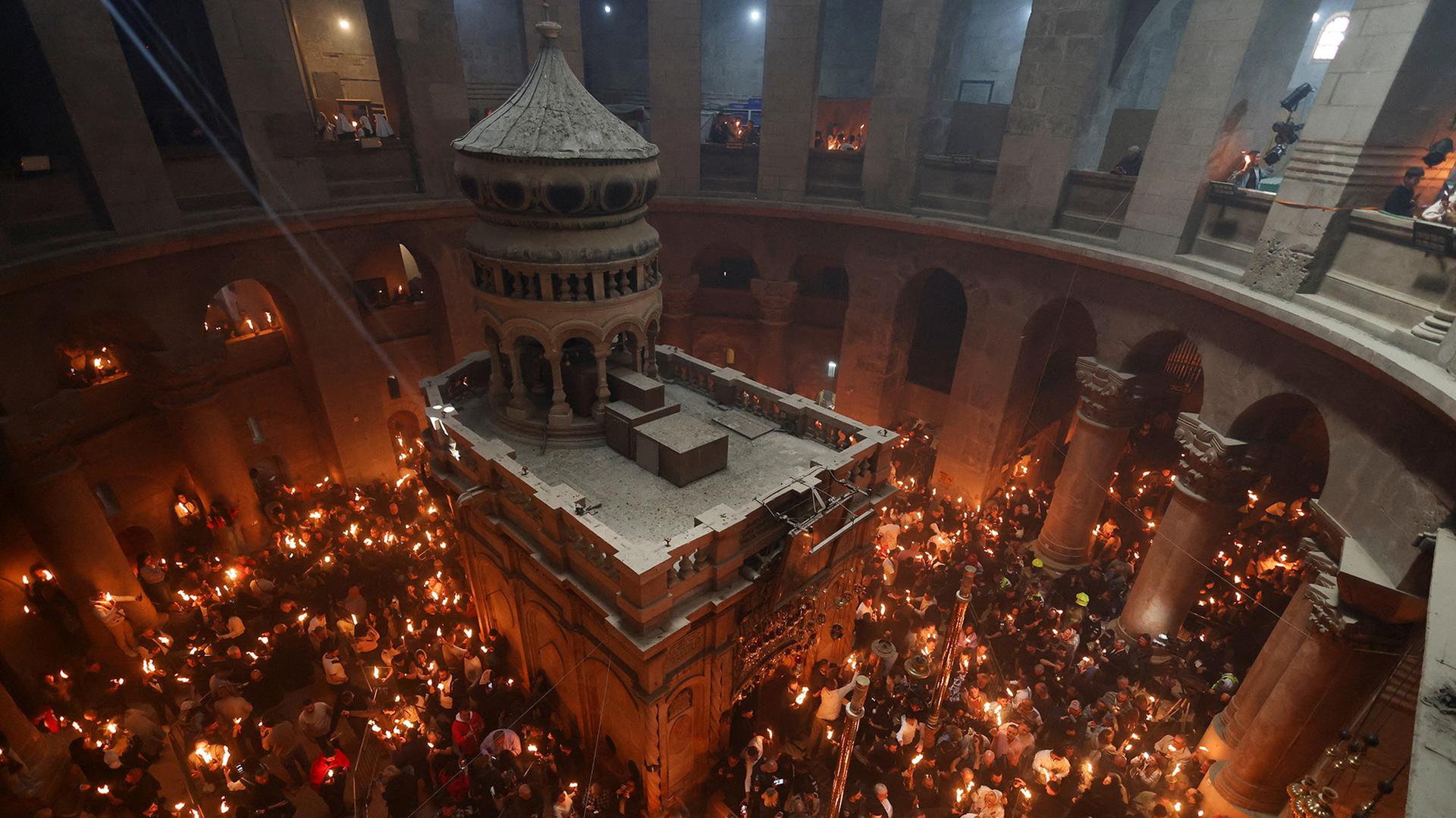 GlÃ¤ubige versammeln sich in einer Kirche. | REUTERS