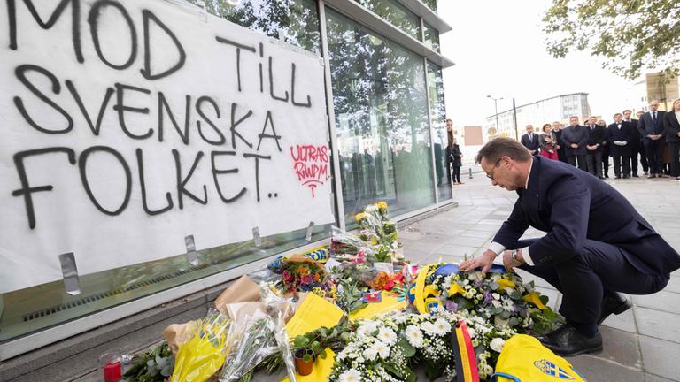 Ulf Kristersson legt in Brüssel Blumen für zwei getötete Schweden nieder.