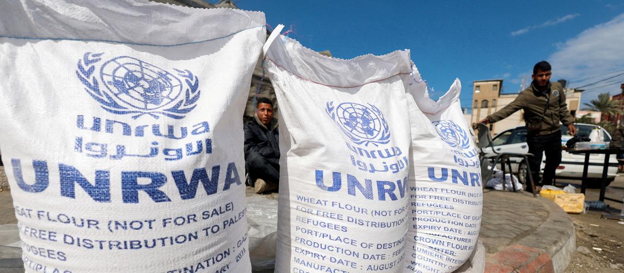 Mehlsäcke mit dem Logo UNRWA