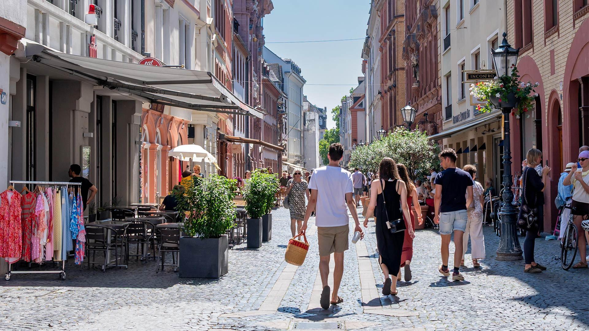 Passanten in einer Einkaufsstraße in Mainz. | picture alliance / CHROMORANGE