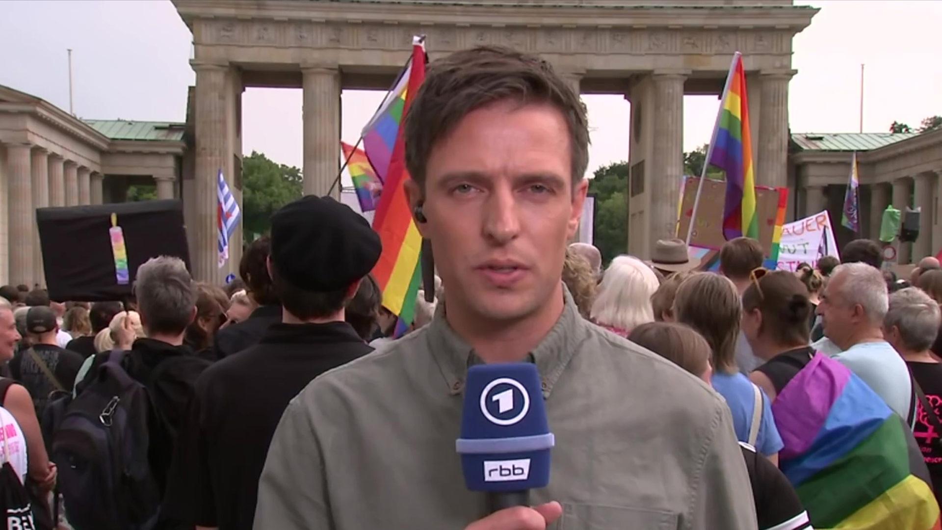 Tom Garus, RBB, berichtet bei Gedenkveranstaltung in Berlin über mutmaßlichen Anschlag beim CSD