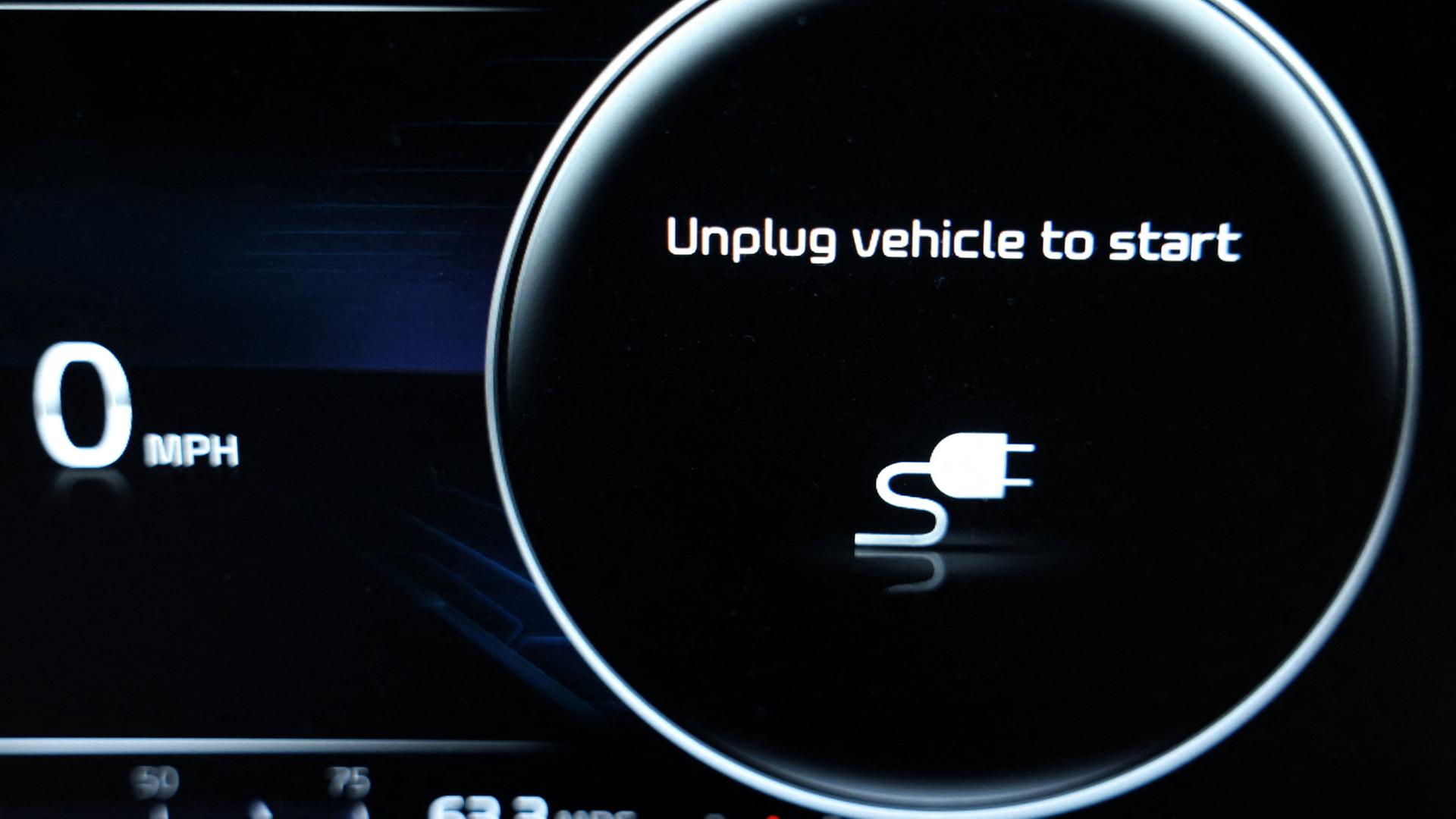 Anzeige eines Plug-In-Hybrid-Autos | REUTERS