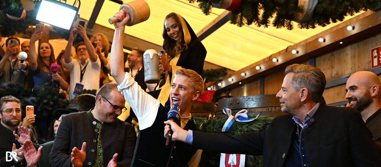 Münchens OB Dominik Krause beim Anzapfen des ersten Bierfasses auf dem Oktoberfest 2026.