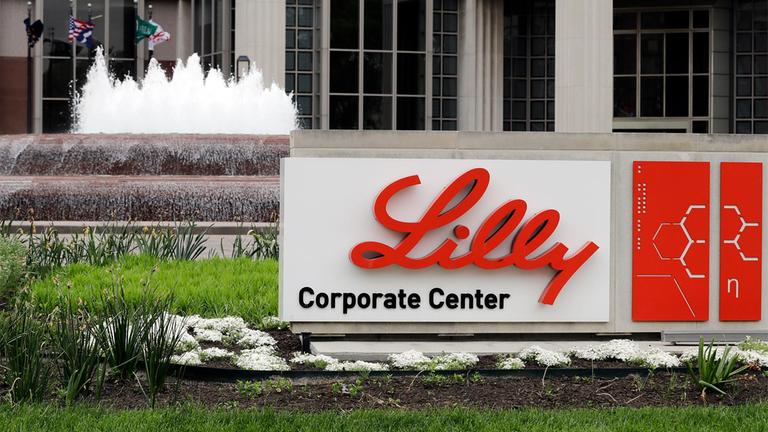 Eli Lilly-Firmenschild vor der Zentrale in Indianapolis, USA.
