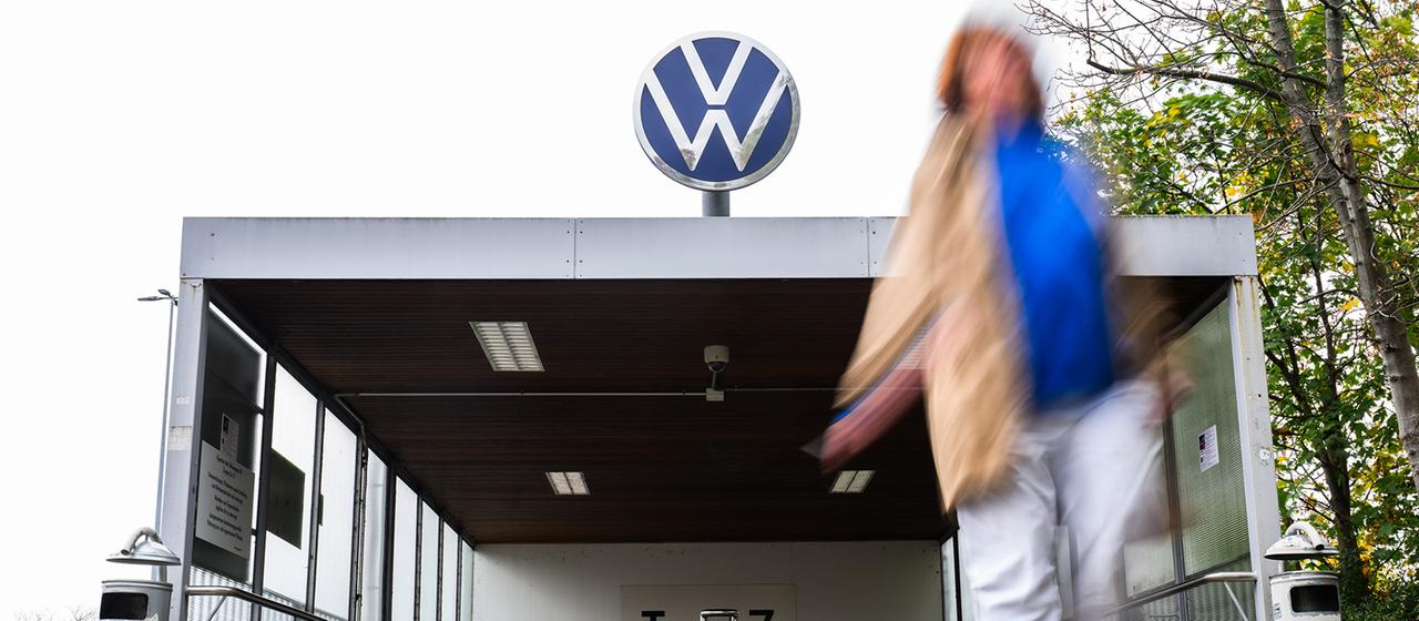 Eine Mitarbeiterin verlässt das Tor 17 des VW-Stammwerkes Wolfsburg.