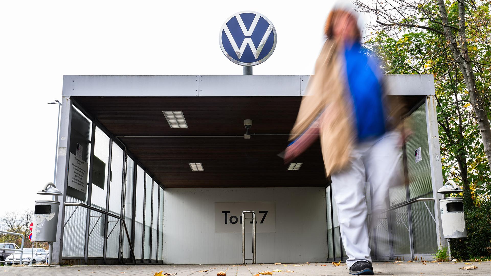 Eine Mitarbeiterin verlässt das Tor 17 des VW-Stammwerkes Wolfsburg. | dpa