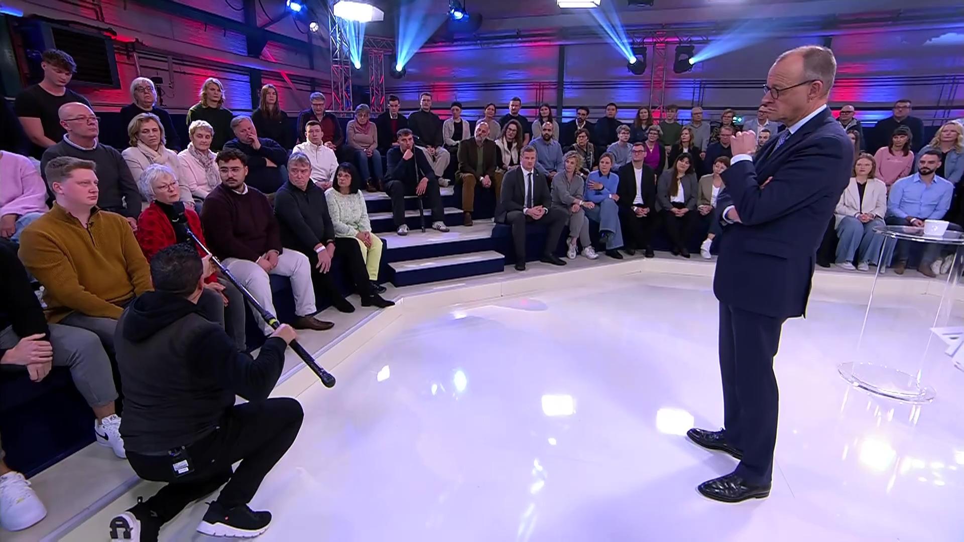 Kanzler Merz stellt sich in ARD-Arena Fragen des Publikums Kanzler Merz stellt sich in ARD-Arena Fragen des Publikums