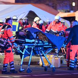 Rettungskräfte transportieren einen Verletzten auf dem Weihnachtsmarkt in Magdeburg.