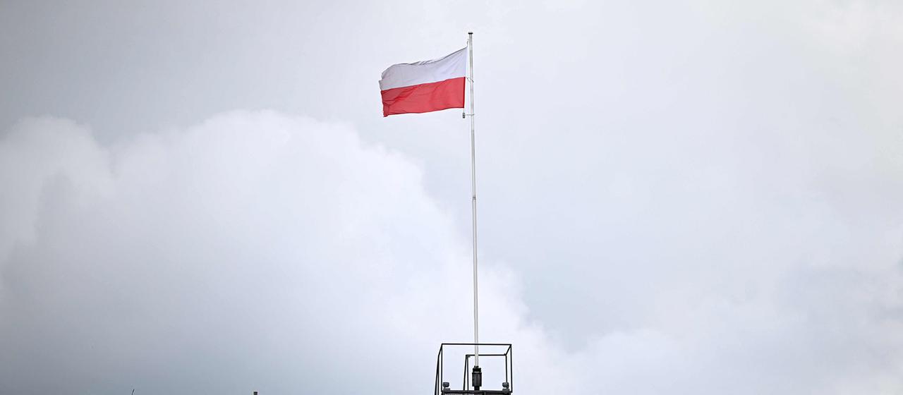 Eine polnische Nationalflagge weht auf dem Präsidentenpalast in Warschau.