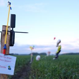 Einsatzkräfte haben auf der Suche nach einem Sechsjährigen auf einem Feld in Bremervörde Heliumballons mit Süßigkeiten und Wildkameras aufgebaut.