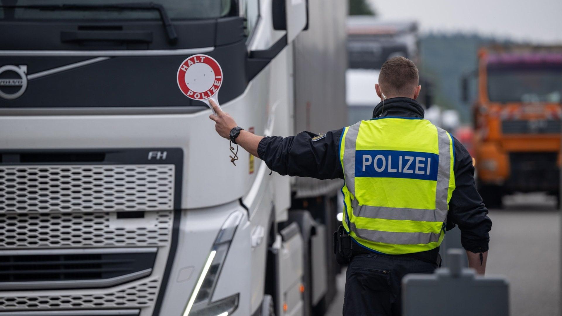 Polizisten kontrollieren Fahrzeuge auf der A64 bei Trier. | dpa Bildfunk, picture alliance/dpa | Harald Tittel