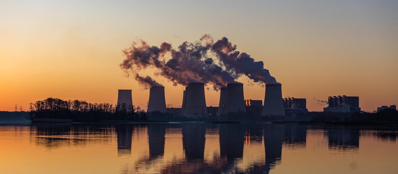 Wasserdampf steigt aus den Kühltürmen des Kraftwerks Jänschwalde