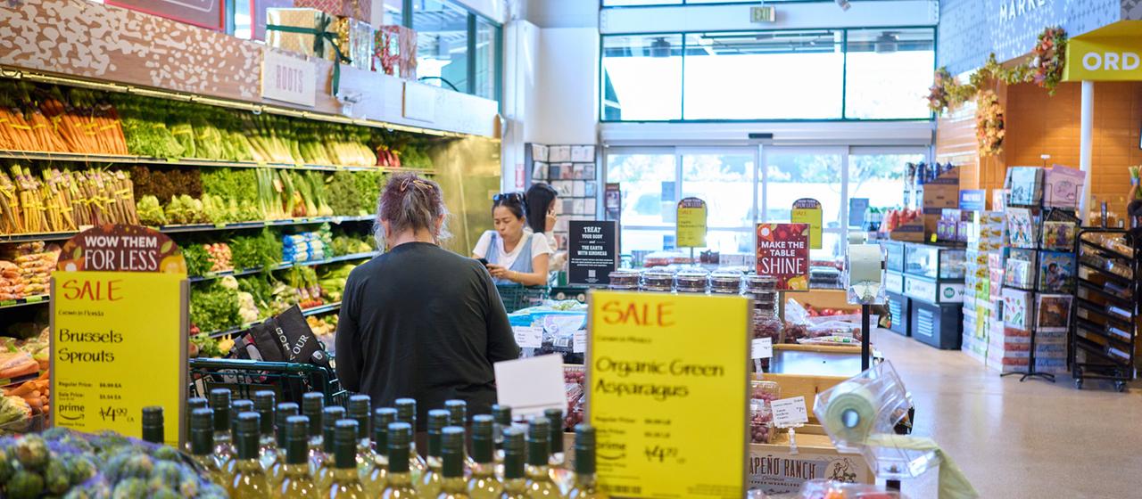 Menschen kaufen in einem Supermarkt in Los Angeles (USA) Lebensmittel ein.