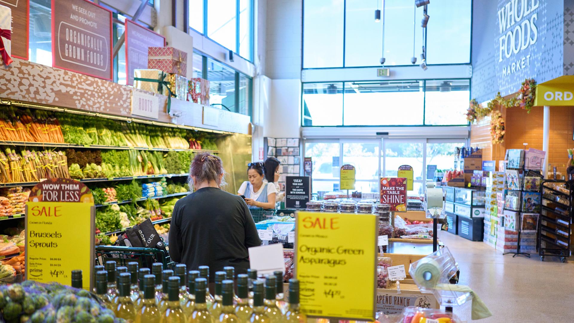 Menschen kaufen in einem Supermarkt in Los Angeles (USA) Lebensmittel ein. | EPA